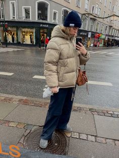 Ski Inspo Outfits, Copenhagen Fall Outfit, Copenhagen Autumn Style, Cph Style Winter, Copenhagen Winter Style, Big Jacket Outfits, Parisienne Style, Winter Fashion Outfits Casual, Scandinavian Fashion