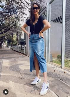 Denim Skirts With Sneakers, Denim Skirt Sneakers Outfit, Jean Skirt With Sneakers, Midi Jean Skirt Outfits Summer, Denim Skirt And Sneakers Outfit, Jean Skirt Outfits Summer, Denim Midi Skirt Outfit, Super Casual Outfits, Skirt Outfit Casual