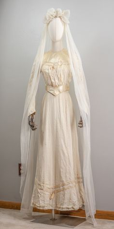 Victorian Long Sleeve Wedding Dress, 1910s Wedding, Victorian Wedding Gown, British Wedding Dresses, Victorian Ghost, Antique Wedding Gown, Edwardian Wedding Dress, Victorian Bride, Edwardian Wedding