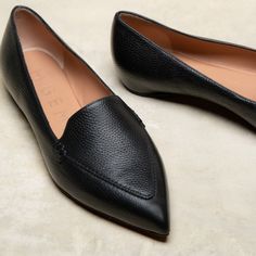 Chic Ballet Flats For Business, Elegant Pointed Toe Flats For Work, Elegant Pointed Toe Flats For Workwear, Casual Pointed Toe Ballet Flats For Office, Chic Pointed Toe Flats With Branded Insole For Business, Chic Pointed Toe Flats For Office With Branded Insole, Chic Pointed Toe Flats With Branded Insole, Pointed Toe Business Flats, Chic Pointed Toe Ballet Flats For Business