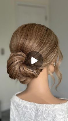 ATLANTA GA BRIDAL HAIRSTYLIST & EDUCATOR on Instagram: "Feliz miércoles 🫶🏽 Peinado para boda o para ocasiones especiales, espero les guste y sirva este video✨ Maniquí, pasadores y ligas de mi tienda @sandimonzonshop #peinados #peinadosfaciles #videodepeinados #btconeshot2024_stylingvideo #windergahairstylist #athensgahairstylist" No Curl Hairstyles, Voluminous Low Bun, Yo Do Hairstyles, Hairstyles With Combs, Updo Hairstyles Videos, Bridal Updo With Bangs, Wedding Hair Do, Hair Donut Styles, Simple Up Do