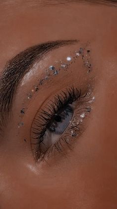 Copper Eye Shadow On Blue Eyes, Fun Prom Makeup, Pretty Makeup Looks For Blue Eyes, Make Up Yeux Bleus, Gemstone Makeup Eye, Mama Mia Makeup, Eye Shadow Looks For Blue Eyes, Eyeshadow Euphoria, Cute Natural Makeup Looks