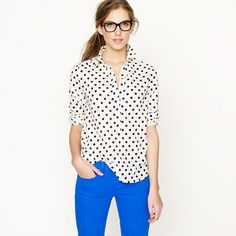 Bright Blue Pants, Bright Pants, Looks Jeans, Polka Dot Shirt, Wearing Glasses, Beautiful Skirts, Looks Chic, Polka Dot Blouse, Printed Silk