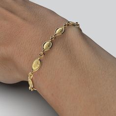 Discover our exquisite Italian Gold Bracelet, a true masterpiece of craftsmanship and elegance. Crafted in your choice of 14k or 18k solid gold, this Baroque Style Link Bracelet is a radiant symbol of luxury and style. The Baroque-style links are reminiscent of the grandeur of the Baroque era, with their intricate and ornate design. This bracelet is a blend of classic charm and modern sophistication, making it the perfect accessory for any occasion. 7.5 inch length -18,5 cm- 18k or 14k solid gol Elegant Engraved Rose Gold Bracelet, Elegant Yellow Gold Bracelet With Shiny Finish, Engraved Yellow Gold-plated Bracelets, Elegant Engraved Chain Bracelet, Engraved Yellow Gold Plated Bracelets, Elegant Rose Gold Bracelets, Elegant Gold Oyster Bracelet With Oval Link, Elegant Hallmarked Gold Plated Bracelet, Elegant Engraved Oval Link Chain Bracelet