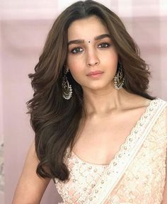 Alia Bhatt Hairstyles, Wedding Makeup Bridesmaid, White Sari, Glittery Eye Makeup, Alia Bhatt Photoshoot, Glittery Eyes, Nude Makeup, Hair Up Styles, Alia Bhatt