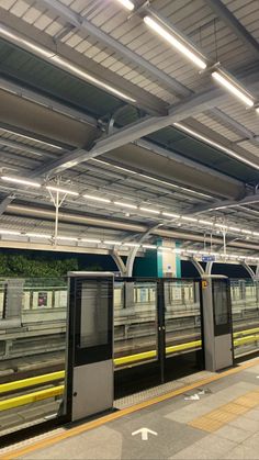 an empty subway station with the doors open