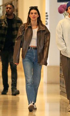 Leather Jacket Aesthetic, Brown Jacket Outfit, Trendy Leather Jacket, Jacket Aesthetic, Jacket Outfit Women, Leather Jacket Style, Kendall Jenner Outfits, Jenner Outfits