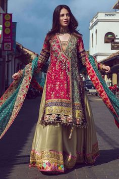 Pakistani Bridal Dresses Online, Gharara Designs, Mehndi Dress, Pakistani Wedding Outfits, Pakistani Fancy Dresses, Pakistani Fashion Party Wear, Beautiful Pakistani Dresses, Bridal Dress Fashion, Pakistani Bridal Dresses