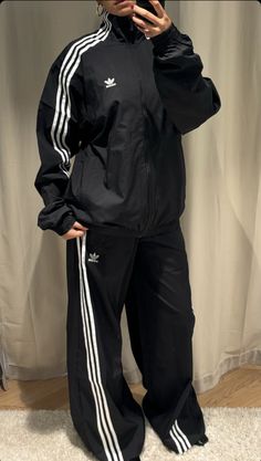 Out Of Comfort Zone Outfits, Adidas Black Track Pants Outfit, Adidas Clothes Aesthetic, Adidas Tracksuit Aesthetic, Outfits With Adidas Joggers, Tracksuit Styling, Adidas Aesthetic Outfit, Adidas Outfit Aesthetic, Outfit Ideas Adidas