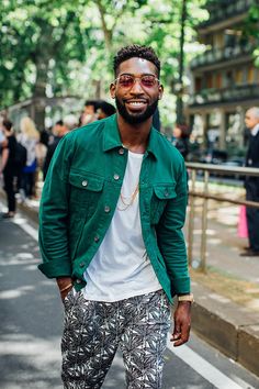 Street looks homme à Milan Outfit For A Concert, Hip Hop Look, Concert Outfit Ideas, Checkered Jacket, Men In Black, La Fashion Week, Mens Fashion Week, Street Look