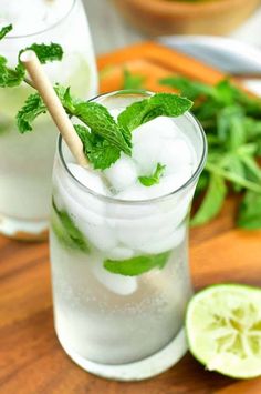 Mojito cocktail is slightly sweet and refreshing. There are only five ingredients: mint, simple syrup, lime juice, rum, and seltzer water. Traditional Mojito Recipe, Hot Weather Drinks, Fourth Of July Desserts, Homemade French Onion Dip, Mojito Recipe Classic, Recipe Tin Eats, Tin Eats, Lime Drinks, Cream Cold Brew