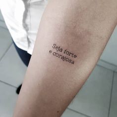 a person with a tattoo on their arm that reads, sgia forte e coraiosa