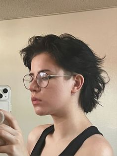 Short Blonde Hair Undercut, Mullet Hairstyle Women No Bangs, Side Part Shaved Sides, Gender Neutral Shoulder Length Hair, Hair Growing Out, 90s Tomboy Haircut, Short Masc Hairstyles For Women, 90s Skater Haircut