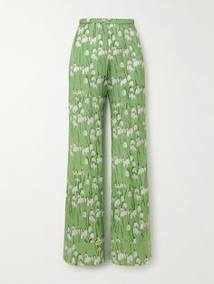 BERNADETTE says its 'Louis' pajama pants are designed to be worn "on every occasion of the day" and we agree that they definitely shouldn't be reserved for bedtime. They're cut from fluid silk-blend in a wide-leg fit and patterned with a whimsical snowdrop print. Wear yours to garden parties or on nights in with friends. Winter Cardigan, Garden Parties, Shoe Print, Shearling Jacket, Winter Wardrobe, Jeans Dress, Wool Coat, Silk Printing, Women Collection