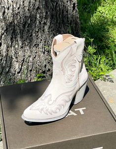 Expertly crafted with full-grain leather or premium suede, the Ariat Women's Chandler Western Boot offers both style and durability. The five-row stitch pattern adds a touch of western flair, while the synthetic lining and single stitch welt provide comfort and long-lasting wear. Perfect for any occasion, these boots are sure to become a staple in your wardrobe. White Leather Boots For Western-themed Events, Western Style Suede Boots With Pointed Toe, Beige Leather Boots For Ranch, White Suede Boots For Fall, Western Suede Boots With Suede Lining, Country Style Suede Boots With Snip Toe, Suede Pointed Toe Boots For Ranch, Suede Boots With Pointed Toe For Ranch, Leather Boots With Heel Pull Tab For Rodeo