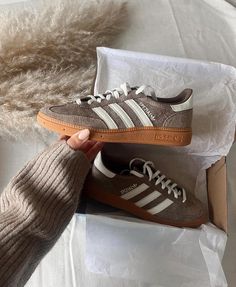 Adidas Shoes Brown, Adidas Samba Outfits, Sneakers Trending, Surfergirl Style, Samba Outfits, Adidas Brown, Trainers Adidas