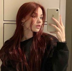 Pelo Color Borgoña, Dark Ginger Hair, Wine Red Hair, Red Hair Inspo, Wine Hair, Cherry Hair, Dyed Red Hair, Ginger Hair Color, Dark Red Hair