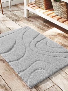 a bathroom rug that is on the floor