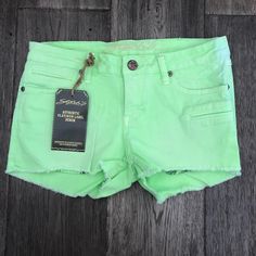 Stitch's New With Defects Has Min Or Stains Throughout And Minor Pinholes On The Waistband And On Front Lime Green Size 28 Approximate Size Measurements Laying Flat Waist: 15.5 Rise: 8 Inseam: 2.25 Full Length: 9.25 Please Comment For Any Questions! Fitted Green Jean Shorts With Pockets, Trendy Green Stretch Jean Shorts, Casual Stretch Green Jean Shorts, Fitted Green Jean Shorts Casual Style, Casual Fitted Green Shorts, Trendy Green Cutoff Jean Shorts, Green Jean Shorts For Summer, Fitted Green Jean Shorts For Summer, Fitted Green Jean Shorts For Spring