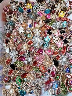 Costume Jewelry Tree, Old Jewelry Repurposed, Recycle Jewelry, Brooch Display, 2024 Jewelry, Old Jewelry Crafts, Costume Jewelry Crafts, Jewelry Flowers, Jewelry Repurposed