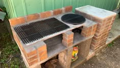 an outdoor bbq grill built into the side of a building