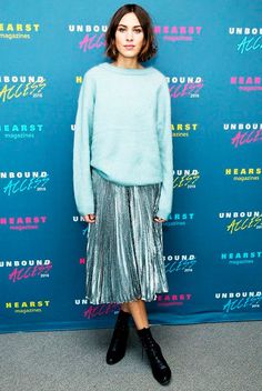 Silver Pleated Skirt, Metallic Midi Skirt, Alexa Chung Style, Metallic Pleated Skirt, Silver Skirt, Skirt Trends, Metallic Skirt, Party Kleidung, Mode Casual