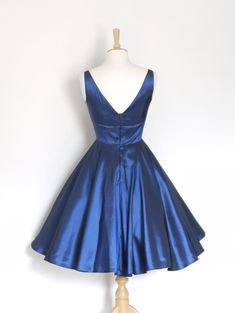 Blue Taffeta Evening Dress Tiffany Bodice With a Full Circle - Etsy Blue Velvet Evening Dress, Dig For Victory, Vintage Dress Blue, 1950's Dress, Velvet Evening Dress, 50s Fashion Dresses, Goodwood Revival, Fifties Fashion, Full Circle Skirt