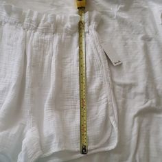 New White Gauze Shorts Brand Splendid. Super Soft Gauze Material, Size Medium. They Are High Waist With A "Paper Bag" Waist With Belt Loops And Pockets! Length Is About 17 Inches From Top To Bottom And Waist Side To Side Is About 13 Inches. The Best Part Are The Pockets But A Really Nice Feature Is The Lining, So They're Not See-Through! Very Comfy And Will Be A Good Summer Addition To You Wardrobe. Stretch Short Length Vacation Pants, Summer Stretch Short Pants, Short Beach Pants For Beach Season, Summer Beach Pants Short Length, Casual Summer Bottoms For Beach Season, Summer Beach Season Daywear Bottoms, Summer Bottoms For Beach Season Daywear, Summer Beach Season Bottoms For Daywear, Summer Beachwear Short Pants