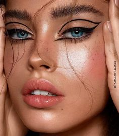 Grafik Eyeliner, Editorial Make-up, Editorial Vogue, Mekap Mata, Makeup Tip, Graphic Eyeliner, Smink Inspiration, Makijaż Smokey Eye, Makeup Eye Looks