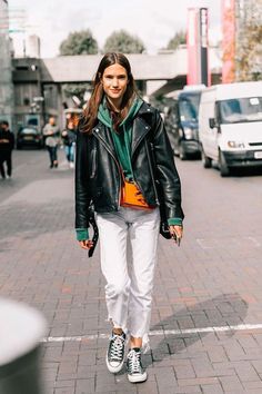 Tomboy Stil, Street Style Bags, Trendy Swimwear, Looks Street Style, Sweatshirt Outfit, Mode Inspo, Tomboy Fashion, Casual Winter Outfits, Black Leather Jacket