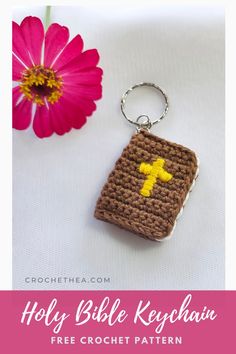 free crochet pattern Bible Keychain, Crochet Ornament Patterns, Keychain Ideas, Modern Crochet Patterns, Pola Amigurumi, Crochet Wedding, Crochet Keychain, Diy Keychain