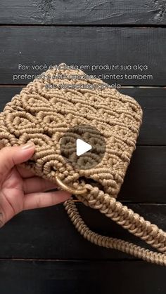 a hand holding a rope bag with a video in it's center and the words, for voce de cream produz suti