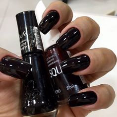 Cisne negro da vult com rebu da risque Acrylics Black, Nails Design Short, Thanksgiving Nail Art, Nail Polish Colors Fall, Short Acrylics, Short Nails Art, Thanksgiving Nails