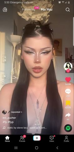 Dark Elegant Eye Makeup, Goth Bratz Makeup, No Eyelash Makeup Look, Prom Makeup Alternative, Different Makeup Looks Ideas, Eyeshadow Looks For Big Eyes, Playboy Makeup Look, Gothic Valentines Day Makeup, Blonde Baddie Makeup