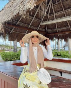 Beach Aesthetic Outfits Hijab, Beach Hijabi Outfits, Beach Outfits For Hijabis, Beach Hats Outfit, Beach Hijab