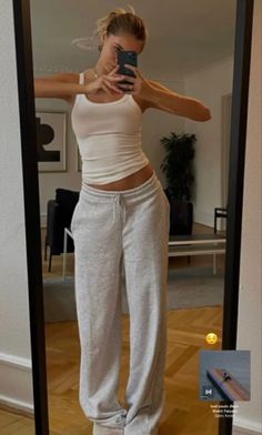 Stolckom Style, Aesthetic Clothes Spring, Going To School Outfits, Wide Leg Sweatpants Outfit, Look Legging, Paris Mode, Looks Party, Chill Outfits