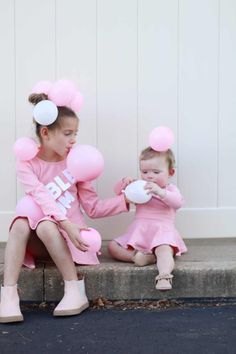 A round up of the best easy Halloween costumes you can DIY last minute for the holiday. This bubblegum costume was a huge win Bubble Gum Halloween Costume, Bubblegum Halloween Costume, Bubble Gum Costume, Bubblegum Costume, Lollipop Costume, Wagon Costume, Candy Halloween Costumes, Bubble Costume, 2023 Halloween