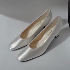 Avon White Satin, 9 1/2 Narrow, 3 Inch Heel, Never Been Worn (Brand New). Satin White Shoes, 50s Wedding Shoes, Silk Heels, 50s Wedding, Bridal Shoes Low Heel, Satin Shoes, 3 Inch Heels, Satin Silk, White Satin