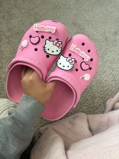 Pink Crocs, Hello Kitty Shoes, Rainbow Order, Hello Kitty Pink, Doll Shoes, Pink Outfit, Cozy Fashion, Comfy Casual, Summer Shoes