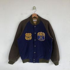 Vintage Good Old Days Varsity Jackets Seattle Hockey Wool Jacket - BS60045. Manual Measurement (laying in flat area): 1) Chest: 21.5 inch. 2) Length: 26.5 inch. 3) Shoulder: 17.5 inch. 4) Sleeve: 23.5 inch. Fabric Material: 100% Wool. Condition: In good vintage condition overall. Please check all the measurement to ensure a proper fit. Remember to allow yourself some extra room for movement. You can compare these information with your favourite jacket too. BS60045. We do combining shipping. Plea Outdoor Long Sleeve Outerwear With Embroidered Logo, Long Sleeve Outerwear With Embroidered Logo For Outdoor, Retro Outerwear With Embroidered Patch And Long Sleeves, Retro Long Sleeve Outerwear With Embroidered Patch, Vintage Winter Outerwear With Baseball Collar, Vintage Cotton Outerwear With Baseball Collar, Vintage Patchwork Outerwear For Streetwear, Retro Embroidered Varsity Jacket For Winter, Retro Embroidered Winter Varsity Jacket