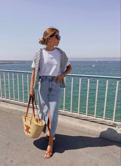 Modest Chic Outfits Summer, Summer Minimalist Outfits, Denim Midi Skirt Outfit, Sassy Outfits, Weather Clothes, Europe 2024, Coastal Fashion, 2023 Outfits