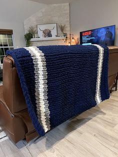 Hand knit chunky blanket Navy And Gray Chunky Blanket, Chunky Baby Boy Blankets, Hand Knit Blanket Chunky, Chunky Knit Blanket Pattern, Chunky Yarn Blanket, Finger Knitting Projects, Chunky Crochet Blanket Pattern, Diy Knit Blanket, Throw Bed