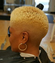 Flipped Out Bob, Cute Short Natural Hairstyles, Natural Short Cuts, Short Bleached Hair, Natural Haircuts, Twa Styles, Blonde Afro, Short Fade Haircut, Blonde Natural Hair