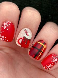 red Christmas nails: cozy vibe withe hot cocoa, plaid, snowflakes Artificial Gel Nails, Seasonal Nail Designs, Christmas Toe Nails, Fun Christmas Nails, Nail Art Noel, Red Christmas Nails, Christmas Gel Nails, Cute Nail Art Designs