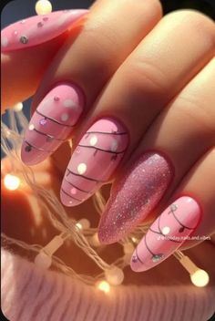 Pink Glitter Design Nails, Cute Christmas Nails Ideas, Year Round Nail Ideas, Quick Easy Nail Designs, Cute Pink Nails Design Classy, Vacation Christmas Nails, Cute Nail Designs Christmas, Christmas Oval Acrylic Nails, Pink White Christmas Nails