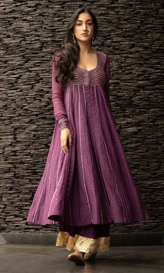 Anarkali Designs, Trendy Outfits Indian, Heavy Dresses, Anarkali Dress Pattern, Silk Kurti, Designer Kurti Patterns, Long Kurti, Kurti Design, Traditional Indian Outfits