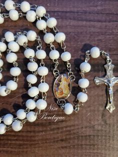 "★.**'12 Pieces of Rosary Favors Color White with box and Sticker★'.★ Rosarios de Recuerdo Bautizo Color Blanco con Caja de Plástico y Calcomanía del Angel de la Guarda Christening, Baptism Guardian angel. Available Color: ★White ★Rose Scent Sizes: ★Rosary: 19.75\" inches ★Box: 2.25\" inches If you order 1, you will receive 12 rosaries and 12 boxes If you need them in Blue or Pink color I have them in other post Please check the measurements in the photos, any questions please contact me. Thank White Spiritual Rosary For Baptism, Rosary Favors, Rose Scent, Blue Or Pink, Rose Scented Products, Guardian Angel, White Rose, Rosary, White Roses