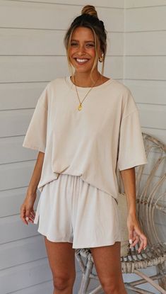 #summerstyle Short Solid Color Cotton Tops, Casual Beige Tops For Loungewear, Cream Athleisure Tops For Loungewear, Beige Athleisure Tops For Loungewear, Athleisure Top With Elastic Waistband And Short Sleeves, Short Sleeve Tops With Elastic Waistband For Loungewear, Short Sleeve Tops With Elastic Waistband For Lounging, Beige Athleisure Tops For Summer, Casual Neutral Tops For Loungewear