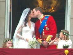 the royal couple kiss on the balcony of buckingham palace as they leave after their wedding ceremony