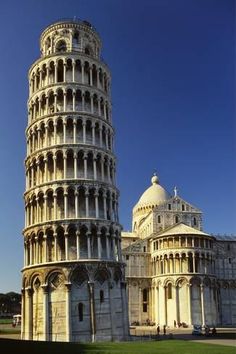 people standing in front of the leaning tower